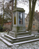 Elementy pomnika jako kapliczka - stan z 2008 roku