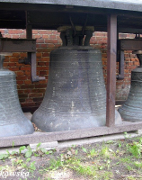 Dzwony leżące obok kościoła p.w. Św. Trójcy