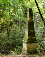 Dąbroszyn, obelisk w parku górnym